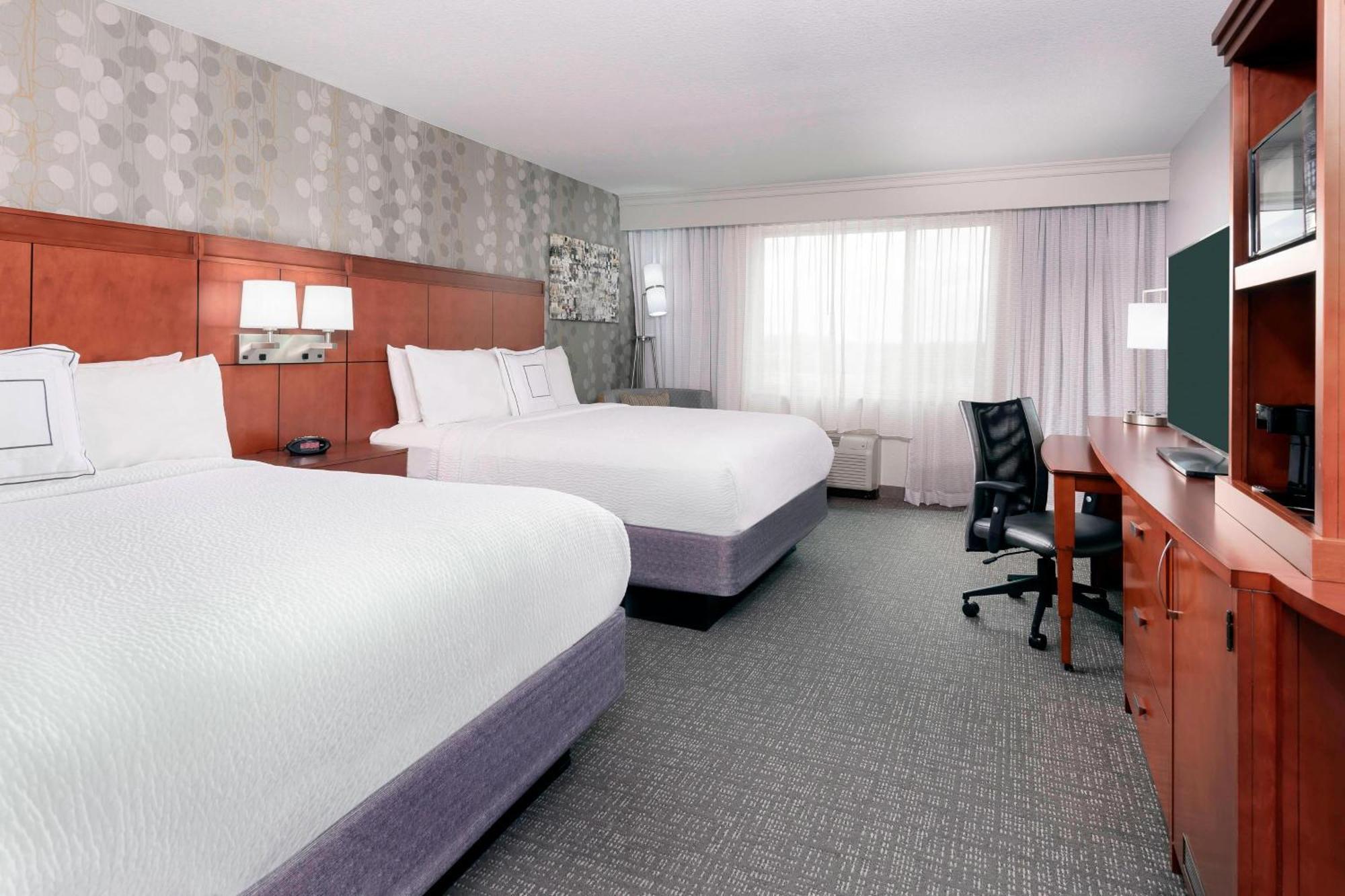 Courtyard Fort Wayne Downtown At Grand Wayne Convention Center Extérieur photo