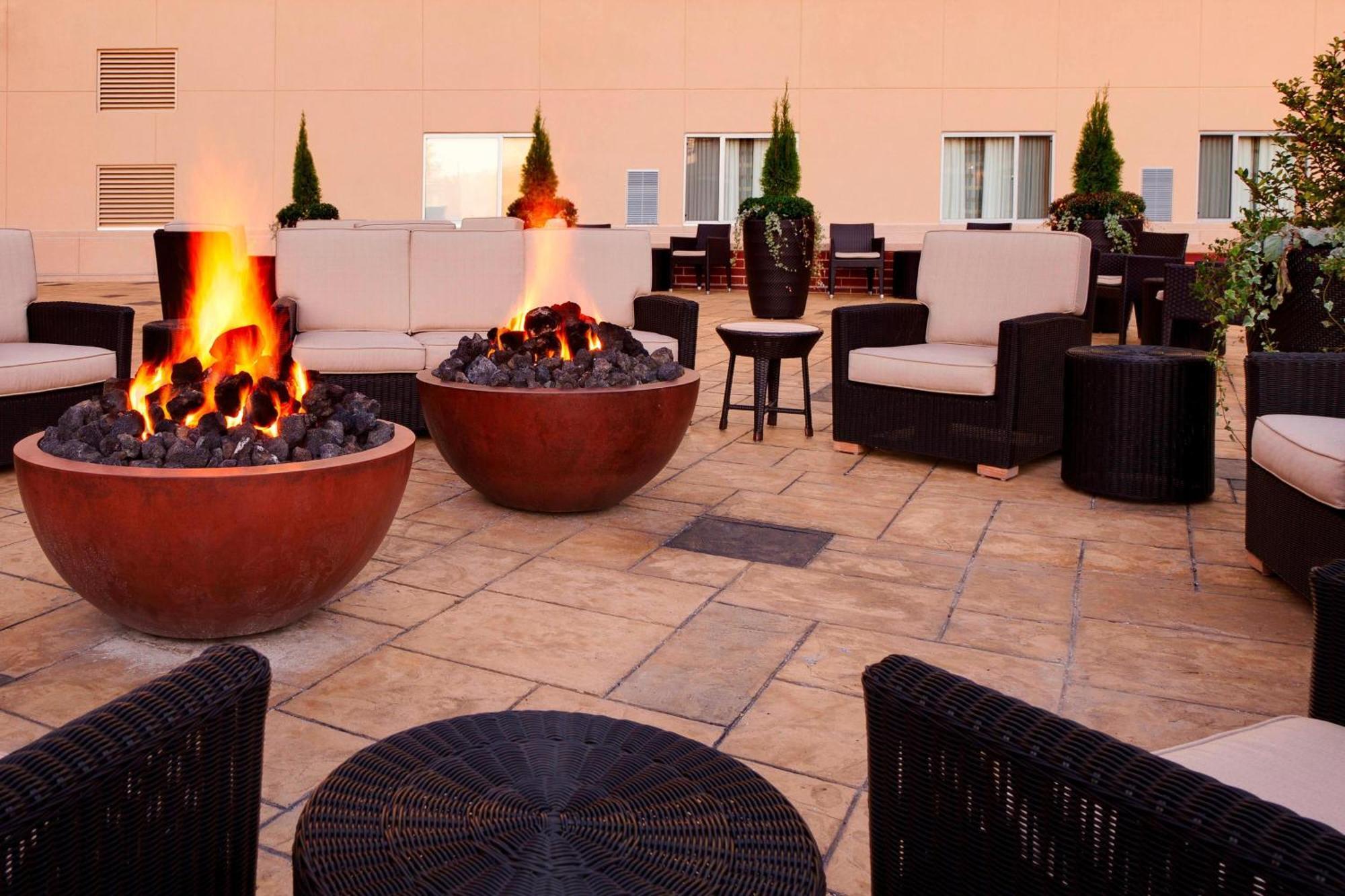 Courtyard Fort Wayne Downtown At Grand Wayne Convention Center Extérieur photo