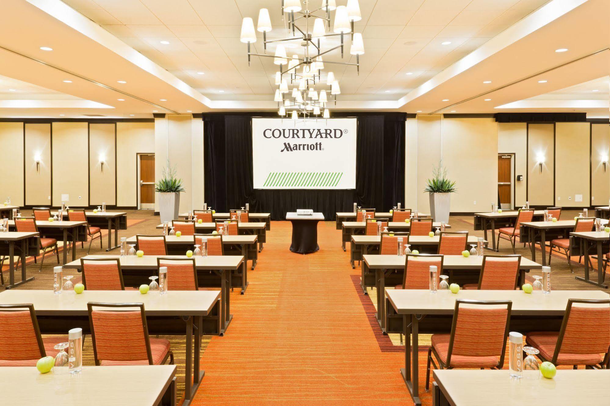 Courtyard Fort Wayne Downtown At Grand Wayne Convention Center Extérieur photo