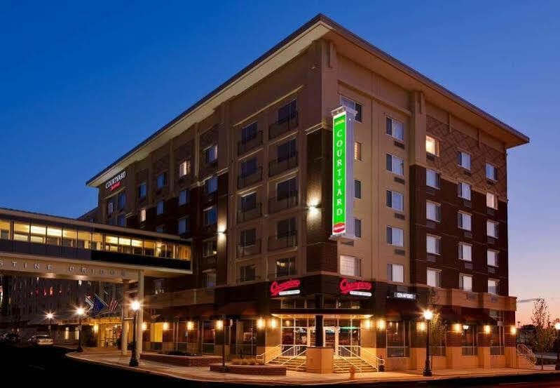 Courtyard Fort Wayne Downtown At Grand Wayne Convention Center Extérieur photo