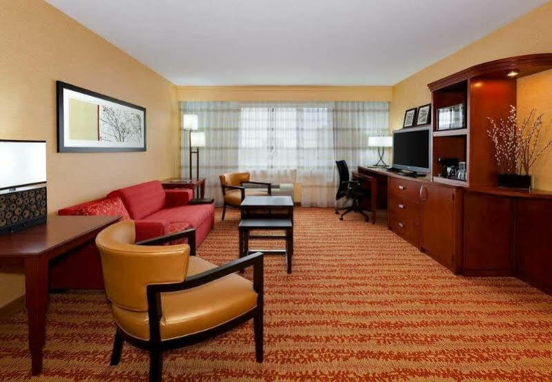 Courtyard Fort Wayne Downtown At Grand Wayne Convention Center Extérieur photo