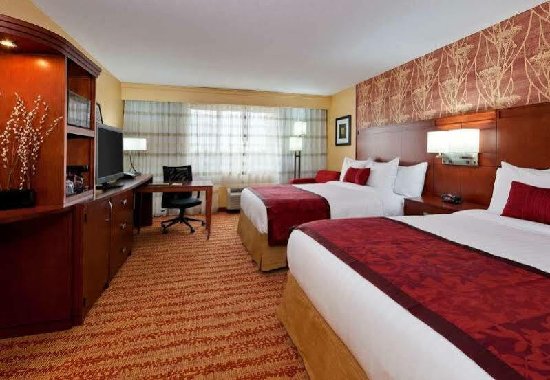 Courtyard Fort Wayne Downtown At Grand Wayne Convention Center Extérieur photo
